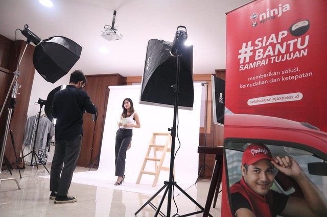 Foto produk menjadi salah satu fasilitas dari Program Creative Business Solutions, di Creative Hub. Foto: Feni Yusnia