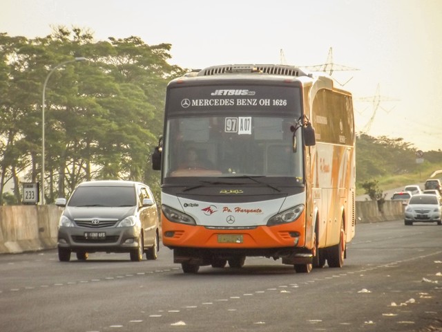 Ilustrasi Mobil Bus dengan Bahan Bakar Diesel dan Mobil Pribadi dengan Bahan Bakar Bensin. Foto: Dok. Pribadi