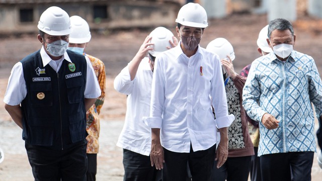 Presiden Joko Widodo (tengah) di lokasi acara groundbreaking proyek hilirisasi batu bara menjadi Dimetil Eter (DME) di Kawasan Industri Tanjung Enim, Sumatera Selatan, Senin (24/1/2022). Foto: Nova Wahyudi/Antara Foto