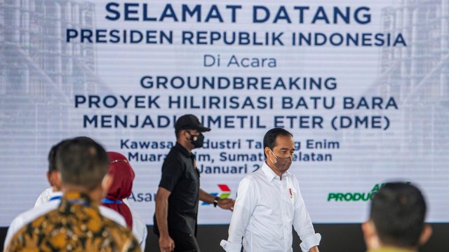 Presiden Joko Widodo tiba di lokasi acara groundbreaking proyek hilirisasi batu bara menjadi Dimetil Eter (DME) di Kawasan Industri Tanjung Enim, Sumatera Selatan, Senin (24/1/2022). Foto: Nova Wahyudi/Antara Foto