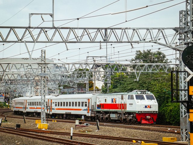 Lokomotif CC 203 dan Kereta Api Serayu di Stasiun Jatinegara. Foto: Dok. Pribadi