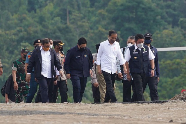 Presiden Jokowi bersama Menteri BUMN Erick Thohir dan pejabat lainnya meresmikan pembangunan proyek gasifikasi batu bara di Sumatera Selatan, Senin (24/1/2022). Dok Kementerian BUMN Foto: Dok Kementerian BUMN