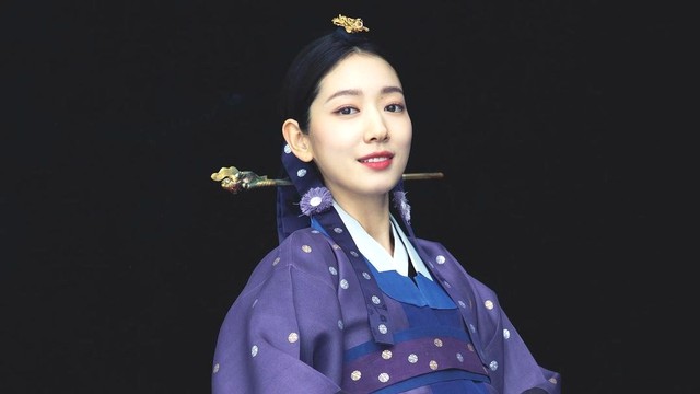 Foto prewedding Park Shin Hye pakai hanbok. Foto: Instagram/@ssinz7