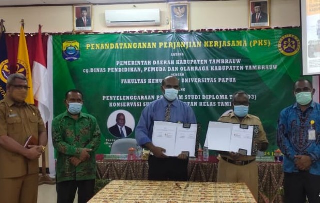 Bupati Tambrauw yang didampingi Kepala Dinas Pendidikan Pemuda dan Olahraga pose bersama pihak Unipa usai penandatanganan MoU.