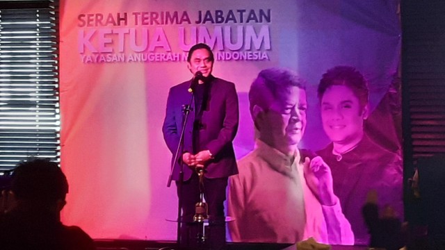 Dwiki Dharmawan saat penyerahan jabatan ketua umum AMI Awards pada Candra Darusman. Foto: Alexander Vito/kumparan