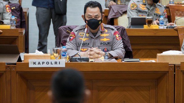Kapolri Jenderal Pol Listyo Sigit Prabowo mengikuti rapat kerja bersama Komisi III DPR di kompleks Parlemen, Jakarta, Senin (24/1/2022). Foto: Aditya Pradana Putra/Antara Foto