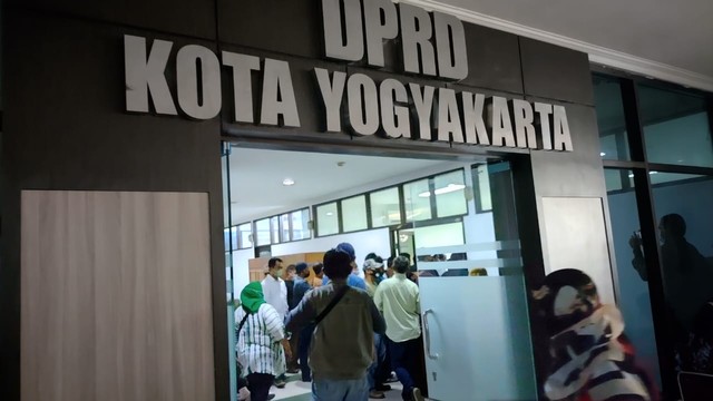 Sejumlah PKL Malioboro mendatangi DPRD Kota Yogyakarta. Dalam Rapat Dengar Pendapat Umum (RDPU) itu, para PKL menyampaikan aspirasi agar relokasi PKL Malioboro ditunda. Foto: Arfiansyah Panji Purnandaru/kumparan