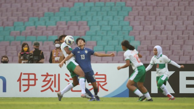 Duel antara pemain Indonesia dengan pemain Thailand di Piala Asia Wanita yang digelar di Stadion D Y Patil Sports, India, Senin (24/1/2022). Foto: AFC