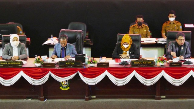Rapat Paripurna DPRD Kepri terkait pemberhentian Dewi Kumalasari Ansar. Foto: Istimewa.