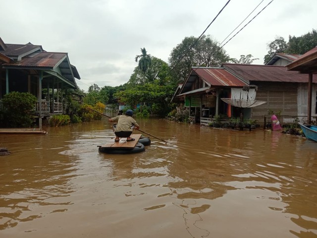 Permukiman warga di Nanga Mahap terendam banjir. Foto: Dok. Agus Darmawan