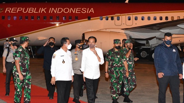 Gubernur Kepri, Ansar Ahmad, saat menyambut kedatangan Presiden Jokowi di Bandara Raja Haji Fisabilillah, Tanjungpinang. Foto: Dok Pemprov Kepri.