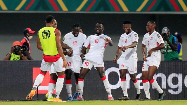 Selebrasi pemain Gambia usai mencetak gol ke gawang Guinea pada pertandingan 16 besar Piala Afrika 2021 di Stade de Kouekong, Bafoussam, Kamerun, Senin (24/1/2022). Foto: Thaier Al-Sudani/REUTERS