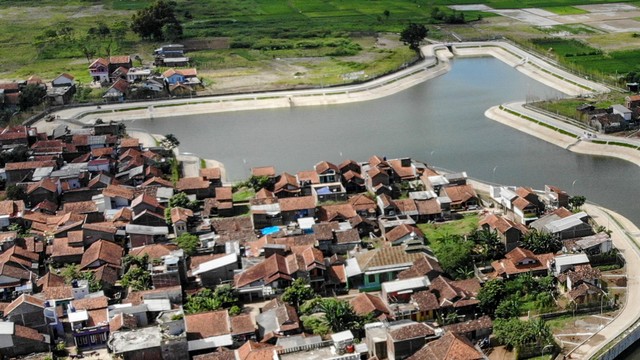 Foto udara kolam retensi Andir di Andir, Baleendah, Kabupaten Bandung, Jawa Barat, Jumat (21/1/2022). Foto: Raisan Al Farisi/Antara Foto