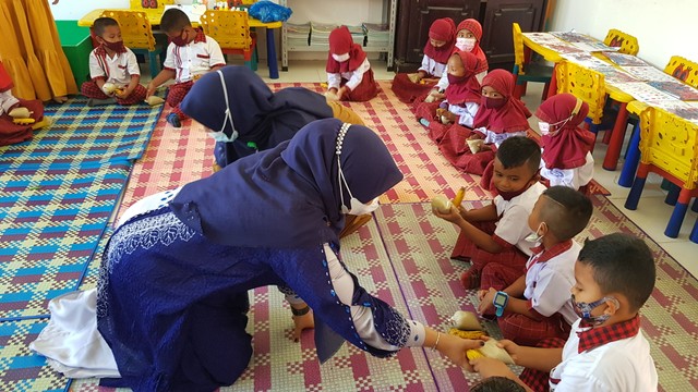 Anak-anak TK di Aceh Jaya mendapat makanan tambahan bergizi di sekolah. Foto: Adi Warsidi/acehkini