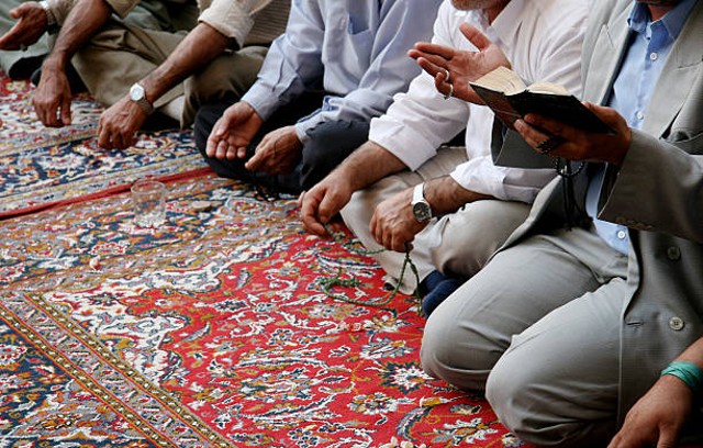 Ilustrasi beberapa orang yang duduk di masjid sedang bersholawat. Foto: iStock