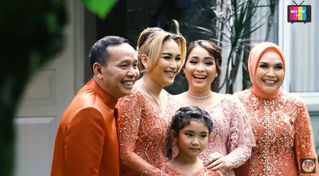 Keluarga Ayu Ting Ting. Foto: YouTube/Qiss You TV