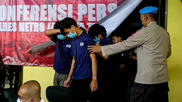 Tersangka pengeroyokan kakek lansia di Polres Jakarta Timur, Matraman pada Selasa (25/1/2022). Foto: Iqbal Firdaus/kumparan