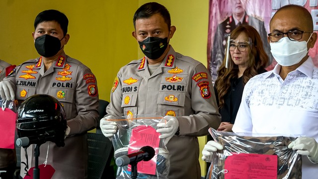 Barang bukti pengeroyokan kakek lansia di Polres Jakarta Timur, Matraman pada Selasa (25/1/2022). Foto: Iqbal Firdaus/kumparan