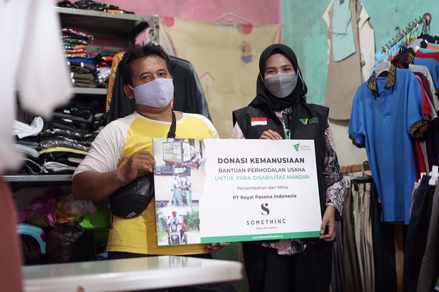 Donasi Kemanusiaan bantuan permodalan usaha untuk para disabilitas mandiri dari PT Royal Pesona Indonesia (SOMETHINC). (Selasa, 18/1). Dok. Dompet Dhuafa