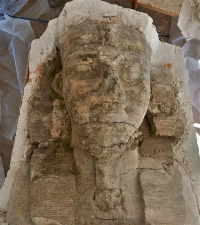 Penemuan patung sphinx mirip firaun. Foto: Egyptian Ministry of Tourism and Antiquities