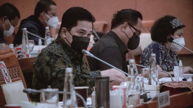 Menteri BUMN Erick Thohir mengikuti rapat kerja dengan Komisi VI DPR RI terkait progres penanganan masalah PT Garuda Indonesia di ruang rapat Komisi VI DPR RI, Jakarta, Kamis (25/1/2022). Foto: Jamal Ramadhan/kumparan