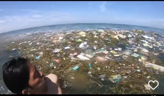 Viral Pria Berenang di Pantai Kuta Dikepung Sampah, DLHK: Memang Sedang Musimnya (37375)