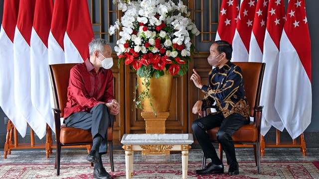 Presiden Joko Widodo (kanan) berbincang dengan Perdana Menteri Singapura Lee Hsien Loong di The Sanchaya Resort Bintan, Kabupaten Bintan, Kepulauan Riau, Selasa (25/1/2022). Foto: Agus Suparto/Istana Presiden/HO ANTARA FOTO