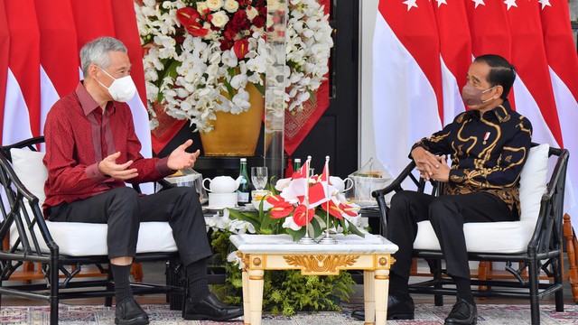 Presiden Joko Widodo (kanan) berbincang dengan Perdana Menteri Singapura Lee Hsien Loong di The Sanchaya Resort Bintan, Kabupaten Bintan, Kepulauan Riau, Selasa (25/1/2022). Foto: Agus Suparto/Istana Presiden/HO ANTARA FOTO