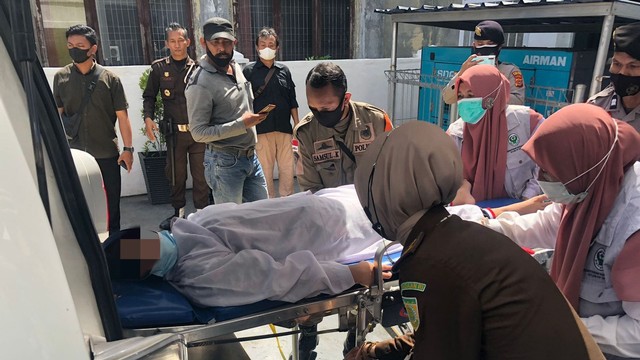 Perempuan berinisial WRS di Aceh Barat dievakuasi tim medis ke ambulans untuk mendapat perawatan karena pingsan saat menjalani hukuman cambuk. Foto: Siti Aisyah/acehkini