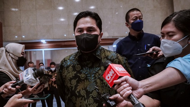 Menteri BUMN Erick Thohir usai rapat kerja dengan Komisi VI DPR RI terkait progres penanganan masalah PT Garuda Indonesia di ruang rapat Komisi VI DPR RI, Jakarta, Kamis (25/1/2022). Foto: Jamal Ramadhan/kumparan