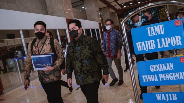 Menteri BUMN Erick Thohir usai rapat kerja dengan Komisi VI DPR RI terkait progres penanganan masalah PT Garuda Indonesia di ruang rapat Komisi VI DPR RI, Jakarta, Kamis (25/1/2022). Foto: Jamal Ramadhan/kumparan