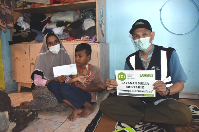 Erni Seorang Buruh Gosok Baju Mendapat Bantuan IZI Lampung