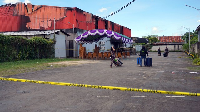 Pekerja tempat hiburan malam Double O mengungsi usai bentrokan di Kota Sorong, Papua Barat, Selasa dini hari (25/1/2022). Foto: Olha Mulalinda/Antara Foto