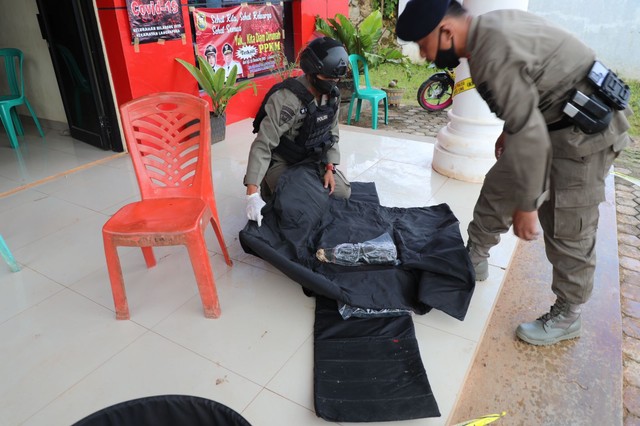 Unit Jibom Satbrimob Polda Lampung mengamankan dan mengevakuasi temuan UXO atau bom militer jenis mortir. | Foto: Satbrimob Polda Lampung