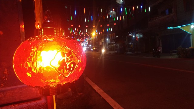 Lampion menghiasi sepanjang jalanan Kota Meral, Kabupaten Karimun, pada Senin (24/1). Foto: Khairul S/kepripedia.com