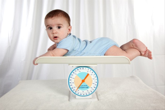 Ilustrasi kenaikan berat badan bayi baru lahir (Sumber: iStock)