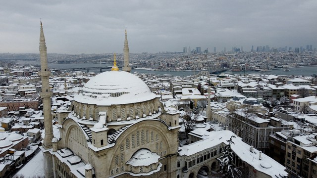 Masjid Nuruosmaniye di distrik Eminonu terlihat saat hujan salju lebat di Istanbul, Turki, Selasa (25/1/2022). Foto: Umit Bektas/REUTERS