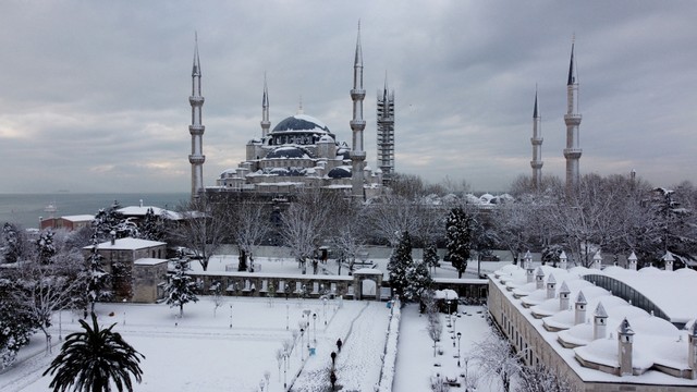 Masjid Sultanahmet, yang dikenal sebagai Masjid Biru, terlihat saat hujan salju lebat di Istanbul, Turki, Selasa (25/1/2022). Foto: Umit Bektas/REUTERS