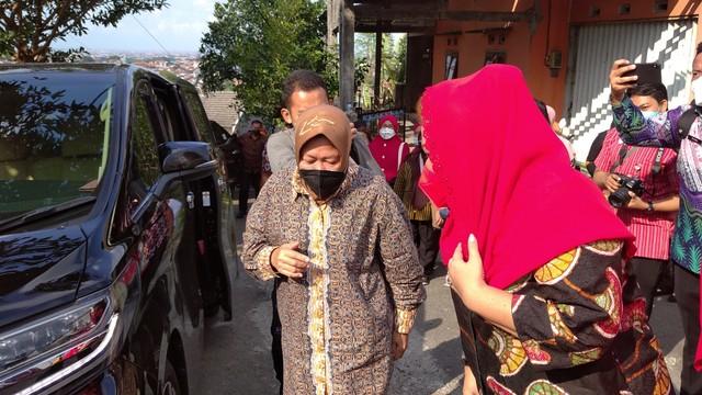 Menteri Sosial Tri Rismaharini saat menyambangi korban tanah longsor di Kelurahan Tandang, Tembalang, Kota Semarang, Selasa (25/1/2022). Foto: Intan Alliva Khansa/kumparan
