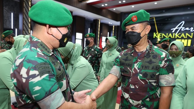KSAD Jenderal TNI Dudung Abdurachman menerima Laporan Korps Kenaikan Pangkat 23 Pati TNI AD di Mabes TNI AD. Foto: TNI AD