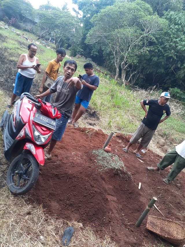 Warga Kampung Haur Kuning, Desa Jonggol, Kecamatan Jonggol ,Kabupaten Bogor, Jawa Barat menangkap seorang pemuda berinisial EN yang tengah menggali kuburan baru di sebuah area Tempat Pemakaman Umum (TPU) Astana Foto: Dok. Istimewa