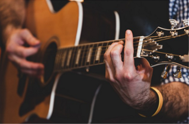 Ilustrasi memainkan chord Sebuah Penyesalan. Sumber: Freepik.com