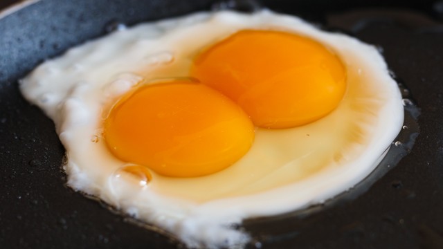 Ilustrasi telur dengan dua kuning. Foto: Shutterstock/mbobrik
