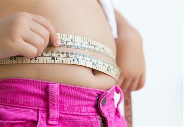 Ilustrasi perut buncit pada wanita remaja yang mengganggu penampilan. Foto: Pixabay