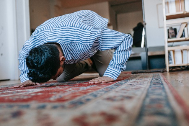 ilustrasi sujud dalam sholat. Foto: Pexels.