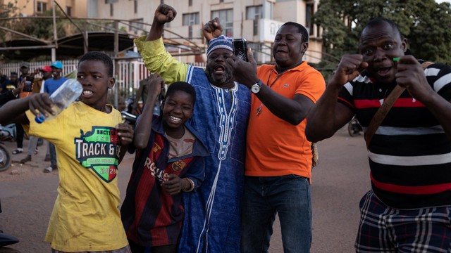 Orang-orang berkumpul di Nation square untuk merayakan dan mendukung militer Burkina Faso di Ouagadougou pada Senin (24/1/2022). Foto: Olympia De Maismont/AFP