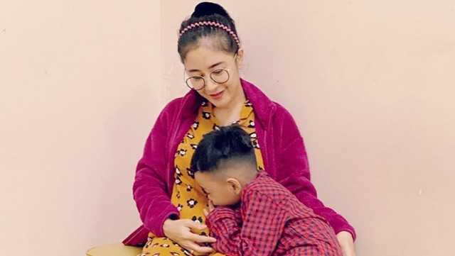 Uut Permatasari dan anak pertamanya. Foto: Instagram/@uutpermatasari