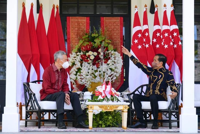 Presiden Jokowi berbincang dengan PM Singapura Lee Hsien Loong di Bintan, Kepri. (Foto: SetPres)