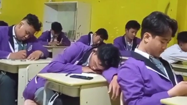 Tidur dalam kelas. (Foto: @bramasta_sakti/TikTok)