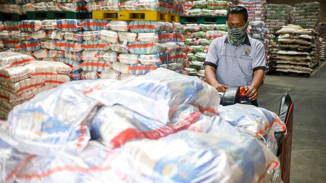 Pekerja gudang membawa beras fortifikasi FS Nutri Rice di Food Station Tjipinang, Pisangan, Jakarta pada Rabu (26/1/2022). Foto: Iqbal Firdaus/kumparan